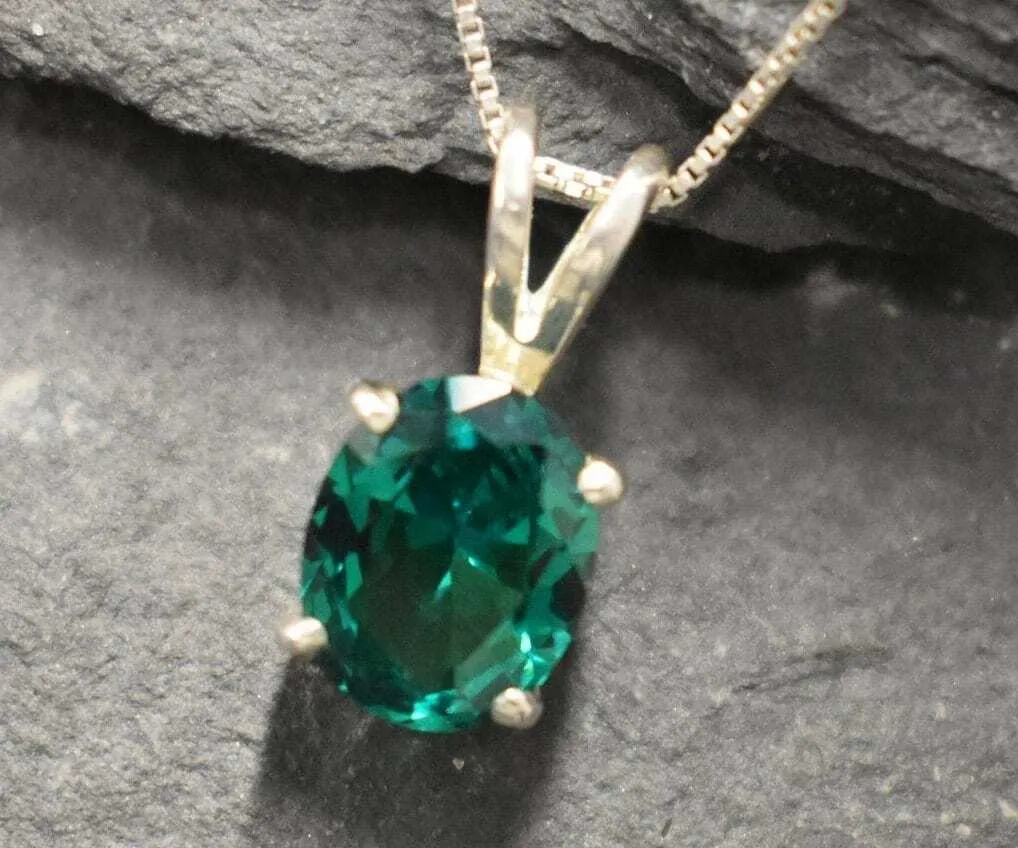 Dainty Emerald Pendant - Green Oval Necklace, Green Vintage Pendant