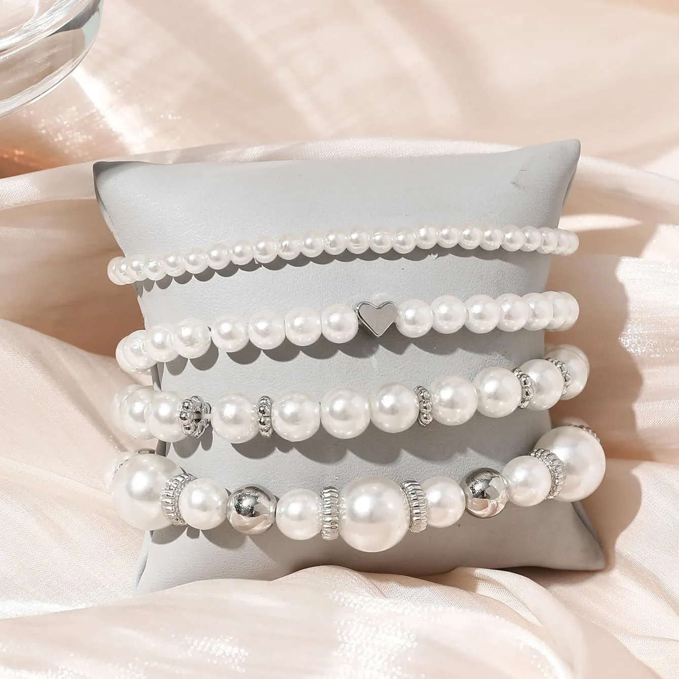 Pearl Bracelets for Women Simulated Pearl Beaded Bracelet White Pearls Stackable Stretch Bracelet Set Multilayered Elastic Pearls Bracelets for Women Bridesmaid Bridal Jewelry